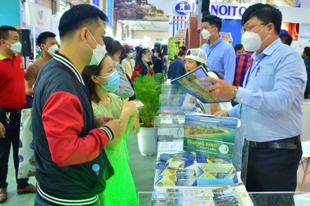 Du khách tìm hiểu thông tin tại hội nghị giới thiệu điểm đến miền trung tổ chức tại Thủ đô Hà Nội.