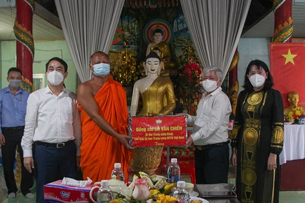 Đồng chí Đỗ Văn Chiến đến thăm, chúc Tết một số chùa trên địa bàn tỉnh Hậu Giang.