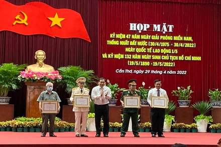 Lãnh đạo Thành ủy Cần Thơ trao huy hiệu Đảng cho 4 đồng chí Đảng viên.