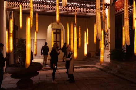 Khách tham quan đến với triển lãm sắp đặt trong Tuần lễ Khơi nguồn sáng tạo Hà Nội.