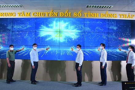 Bí thư Tỉnh ủy Đồng Tháp Lê Quốc Phong, Chủ tịch UBND tỉnh Phạm Thiện Nghĩa thực hiện nghi thức khai trương Trung tâm Chuyển đổi số.