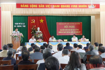 Đồng chí Phan Đình Trạc phát biểu ý kiến tại buổi tiếp xúc. 