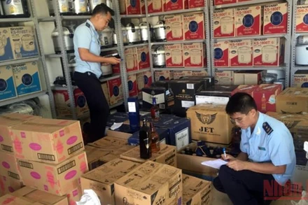 Lực lược hải quan thu giữ hàng nhập lậu. (Ảnh: QUANG QUÝ)