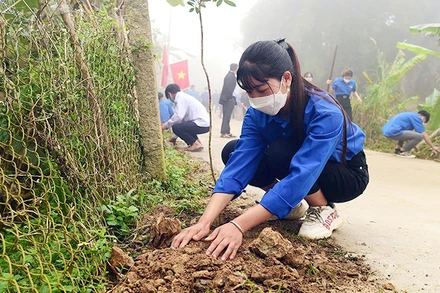 Đoàn viên, thanh niên tỉnh Sơn La ra quân sửa chữa, chỉnh trang đường giao thông nông thôn trong Tháng Thanh niên năm 2022.