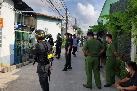 Lực lượng công an có mặt để xử lý đối tượng Nguyễn Văn Minh.