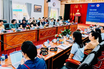 Quang cảnh tọa đàm “Lựa chọn giải pháp đáp ứng nhu cầu nguồn nhân lực chất lượng cao tại thành phố Hải Phòng” tổ chức chiều 25/4.