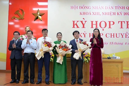 Lãnh đạo tỉnh Quảng Ngãi tặng hoa chúc mừng các đồng chí được bầu giữ chức vụ mới. 