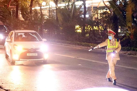 Tổ công tác Y6/141 dừng xe kiểm tra các phương tiện có biểu hiện vi phạm trật tự an toàn giao thông tại phố Giảng Võ-Cát Linh. (Ảnh: Phạm Kiên/TTXVN)