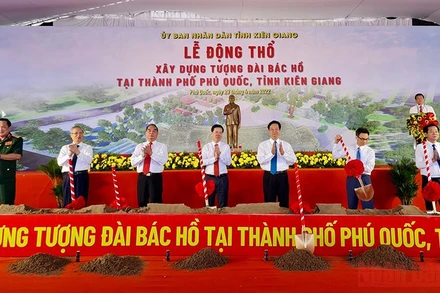 Các đồng chí lãnh đạo Đảng, Nhà nước, nguyên lãnh đạo Đảng, Nhà nước thực hiện nghi thức động thổ.