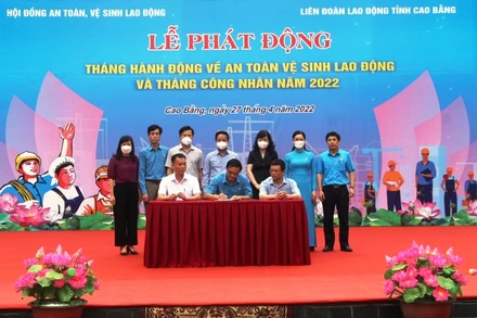 Các doanh nghiệp tại Cao Bằng ký cam kết bảo đảm an công tác an toàn vệ sinh lao động.
