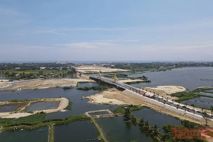 Toàn cảnh cầu Ông Điền bắc qua sông Cổ Cò.