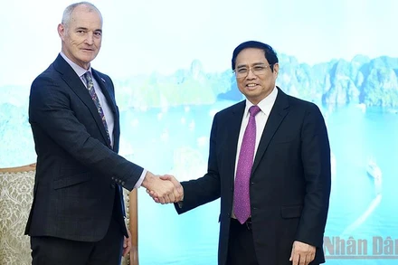 Thủ tướng Phạm Minh Chính tiếp Giáo sư Alec Cameron, Chủ tịch Đại học RMIT (Australia). (Ảnh: Trần Hải)