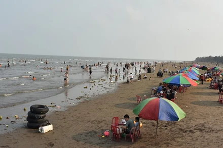 Ước tính có khoảng 8.000 đến 10.000 người đổ về bãi biển Cồn Vành, tỉnh Thái Bình trong hai ngày nghỉ lễ vừa qua. (Ảnh:MAI TÚ)