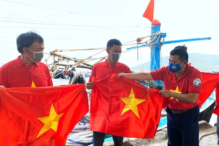 Trao cờ cho các ngư dân.