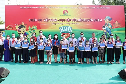 Đại diện Trung ương Đoàn, Hội đồng Đội Trung ương và các đơn vị liên quan trao tượng trưng gói bảo trợ dài hạn tặng thiếu nhi mồ côi do dịch Covid-19 tại tỉnh Đồng Nai.