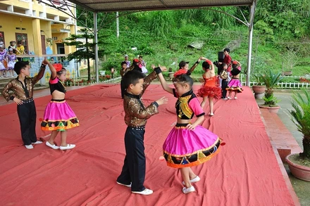 Học sinh Trường tiểu học Trung Chải (Sa Pa, Lào Cai) tham gia các hoạt động ngoài giờ lên lớp.