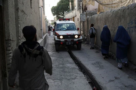 Xe cứu thương xuất hiện gần hiện trường vụ nổ. (Ảnh: Reuters)