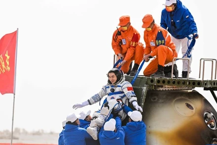 Nhà du hành vũ trụ Diệp Quang Phú trở về trái đất cùng tàu Thần Châu 13. (Ảnh: Tân Hoa Xã)