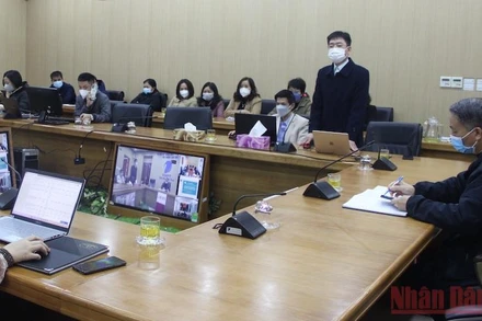 Cán bộ Trung tâm Kiểm soát bệnh tật tỉnh Lạng Sơn triển khai kế hoạch về tiêm vaccine phòng Covid-19 cho các học viên tham gia tập huấn.