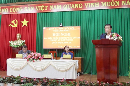 Đồng chí Phan Đình Trạc phát biểu ý kiến tại buổi tiếp xúc.