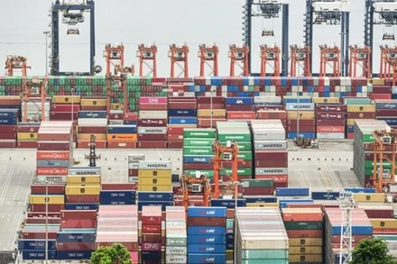 Hoạt động vận chuyển hàng hóa tại Cảng container quốc tế Yantian ở Thâm Quyến, tỉnh Quảng Đông (Trung Quốc). (Ảnh: AFP/TTXVN)