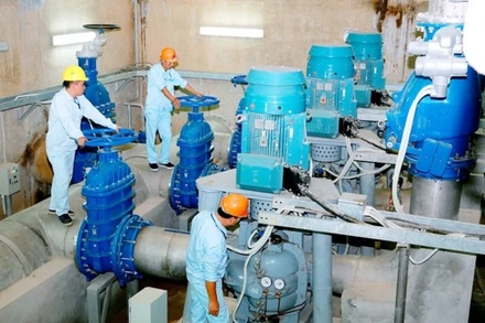 Vận hành máy bơm tại Nhà máy nước Việt Xuân, huyện Vĩnh Tường (Ảnh: Báo Vĩnh Phúc)