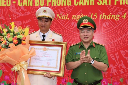 Thứ trưởng Công an Nguyễn Văn Long trao Huân chương Dũng cảm cho Đại úy Thái Ngô Hiếu.