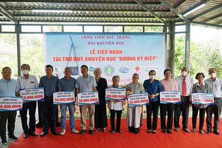 Thân quyến nhà cách mạng Dương Kỳ Hiệp đóng góp quỹ học bổng cho học sinh nghèo hiếu học.