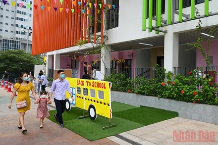 Sáng 13/4, khoảng hơn 430.000 trẻ mầm non của Hà Nội (chiếm 80% tổng số học sinh toàn thành phố) đã trở lại trường sau thời gian dài nghỉ học vì dịch Covid-19.