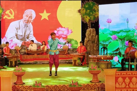 Một tiết mục trong ca ngợi tình yêu Bác Hồ của đồng bào Khmer Nam Bộ.