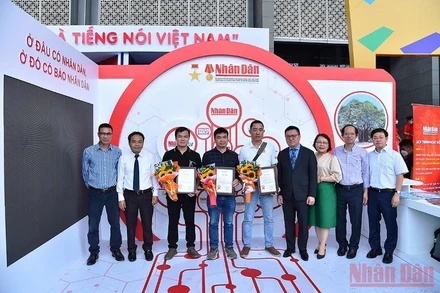 Đồng chí Lê Quốc Minh, Ủy viên Trung ương Đảng, Tổng Biên tập Báo Nhân Dân, Phó Trưởng Ban Tuyên giáo Trung ương, Chủ tịch Hội Nhà báo Việt Nam và Ban Chấp hành Liên Chi hội nhà báo Báo Nhân Dân với các tác giả có tác phẩm đạt giải. (Ảnh: THỦY NGUYÊN)