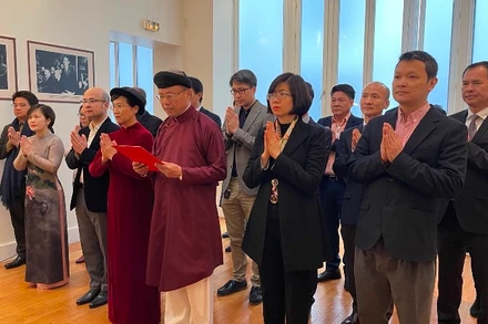 Đại sứ Đinh Toàn Thắng đọc chúc văn tưởng nhớ về Tổ tông, các Vua Hùng đã khơi mạch nguồn dân tộc.