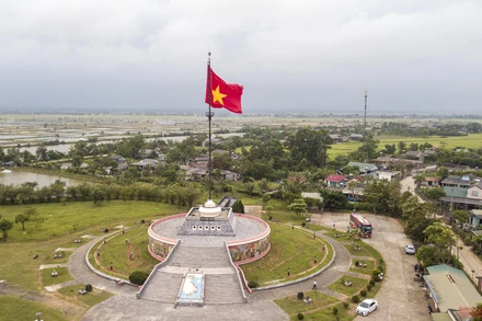 Trong suốt những năm “cách xa”, lá cờ đỏ sao vàng bên bờ Bắc vĩ tuyến 17 như biểu tượng bất diệt của niềm tin, ý chí và sức mạnh cũng như khát vọng thống nhất non sông của toàn dân tộc Việt Nam. (Ảnh: THÀNH ĐẠT)
