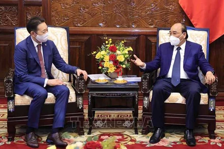 Chủ tịch nước Nguyễn Xuân Phúc tiếp Đại sứ Kairat Sarybay, Giám đốc Điều hành Ban Thư ký CICA. (Ảnh: TTXVN)