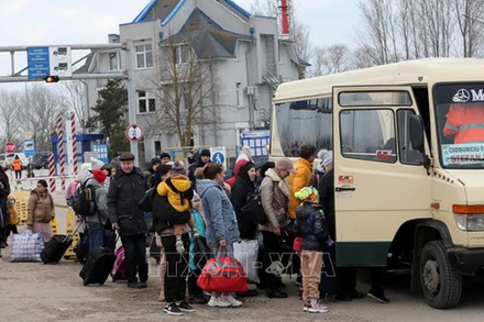 Người dân Ukraine sơ tán tránh xung đột tới cửa khẩu ở Palanca, khu vực biên giới giữa Moldova và Ukraine, ngày 14/3/2022. (Ảnh: AFP/TTXVN)