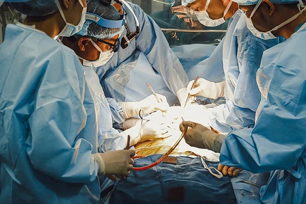 Các bác sĩ tiến hành lấy và ghép gan cho bệnh nhi.