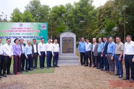 Ngày 20/4, đồng chí Lê Quốc Minh và Đoàn cán bộ Hội Nhà báo Việt Nam, lãnh đạo nhiều cơ quan báo chí, Hội Nhà báo nhiều tỉnh, thành phố về thăm di tích lịch sử Trường dạy làm báo Huỳnh Thúc Kháng.