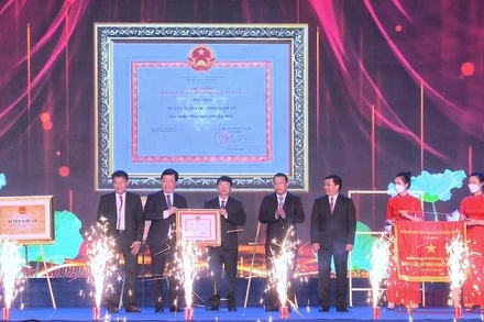 Thừa ủy quyền của Thủ tướng Chính phủ, lãnh đạo tỉnh Nghệ An trao bằng công nhận huyện Nghi Lộc đạt chuẩn nông thôn mới. 