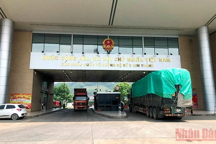 Mỗi ngày có từ 70-80 xe ô-tô trọng tải lớn chở hàng hóa thông quan qua Cửa khẩu Kim Thành (Lào Cai)-Bắc Sơn (Hà Khẩu-Trung Quốc).