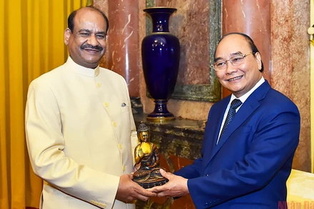 Chủ tịch nước Nguyễn Xuân Phúc tiếp Chủ tịch Hạ viện Cộng hòa Ấn Độ Om Birla.