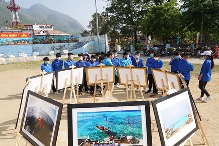 Đoàn viên, thanh niên Hà Giang tham quan và nghe thuyết minh về biển, đảo qua những bức ảnh.