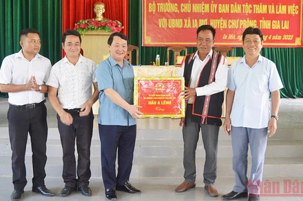 Bộ trưởng, Chủ nhiệm Ủy ban Dân tộc Hầu A Lềnh tặng quà cho xã Ia Mơr. (Ảnh: ANH HUY)