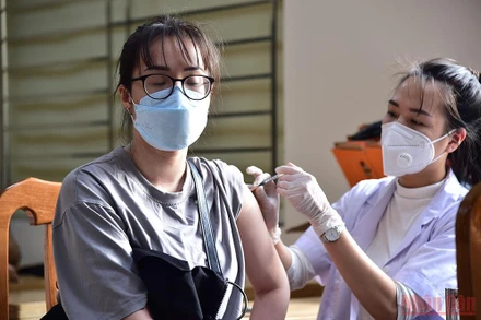 Tiêm ngừa Covid-19 cho người dân Hà Nội. (Ảnh: THÀNH ĐẠT)