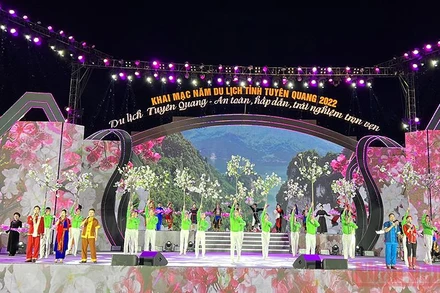 Màn hát múa tại chương trình khai mạc.