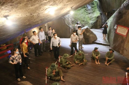 Đoàn chức năng kiểm tra bên trong di tích Đồi Tức Dụp.