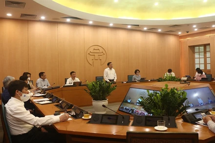 Các đại biểu tham dự giao ban trực tuyến tại điểm cầu trụ sở UBND thành phố Hà Nội.