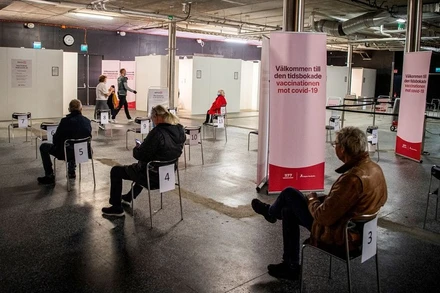 Xếp hàng chờ tiêm ngừa Covid-19 tại Stockholm, Thụy Điển. (Ảnh: TT News/Reuters)