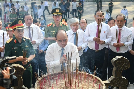 Chủ tịch nước Nguyễn Xuân Phúc và đoàn kính cẩn dâng hoa, dâng hương tưởng niệm. (Ảnh: Thành Đạt)