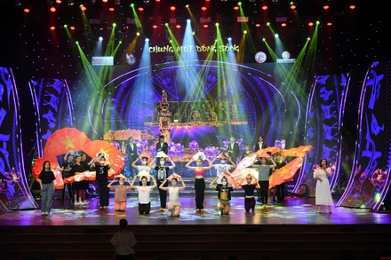 "Chung một dòng sông" mang theo những thông điệp quý giá gửi từ quá khứ vọng tới hiện tại và cả tương lai. (Ảnh: THÀNH ĐẠT)