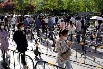 Người dân xếp hàng xét nghiệm axit nucleic ở Bắc Kinh, Trung Quốc, ngày 26/4/2022. (Ảnh: Reuters)